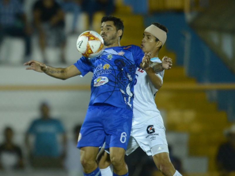 El exjugador de Metapán, Paolo Suárez (al frente), pechea una balón en un partido de 2019, ante Alianza FC. Foto: EDH Archivo