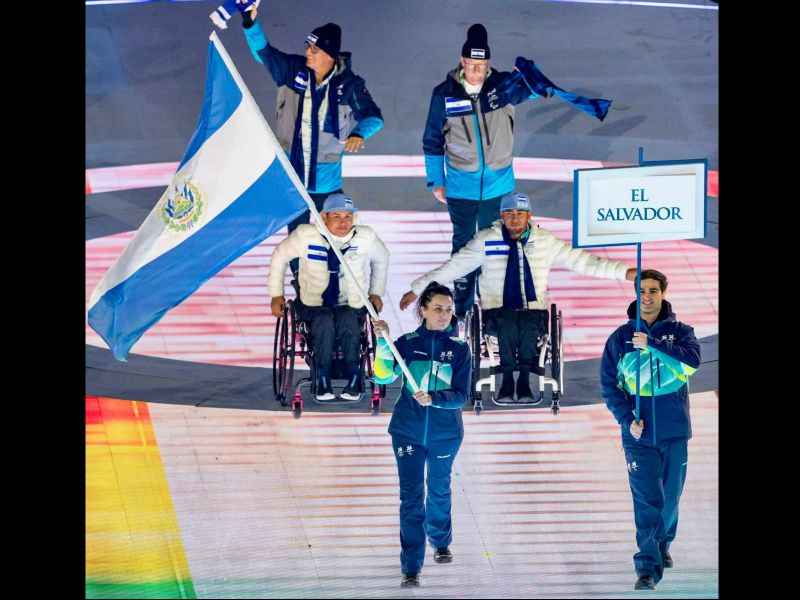 Los paratletas salvadoreños David Chávez y Jonathan Arias, durante la inauguración de los Juegos de Milán-Cortina, Italia. Foto: Cortesía Indes