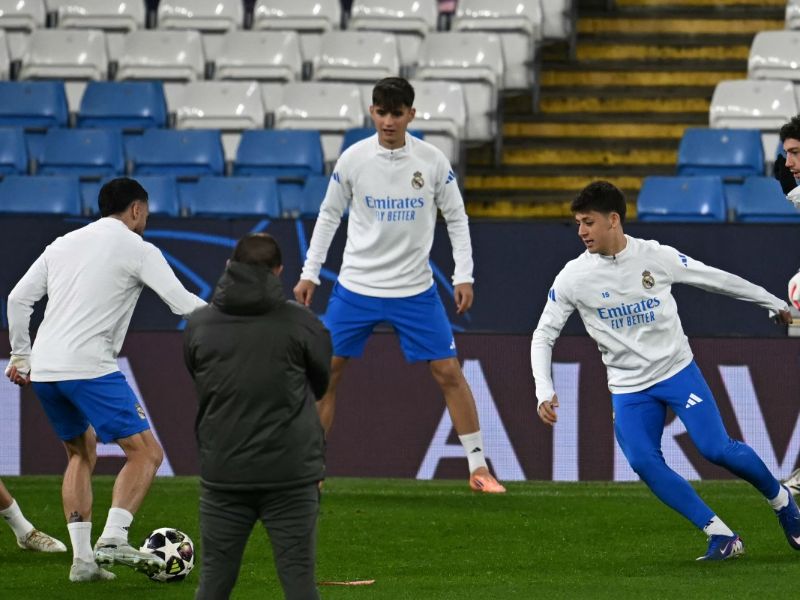 El jugador del Real Madrid, Arda Güler (d.), busca el balón en el entrenamiento en el Etihad Stadium de Manchester. Foto: EDH AFP