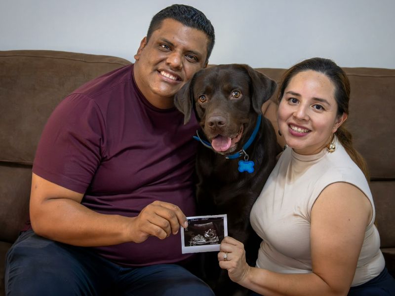 El arquero Roberto Hernández y su familia: su esposa Susana Colorado y su fiel mascota, junto al ultrasonido de su futuro bebé. Foto: Cortesía Roberto Hernández