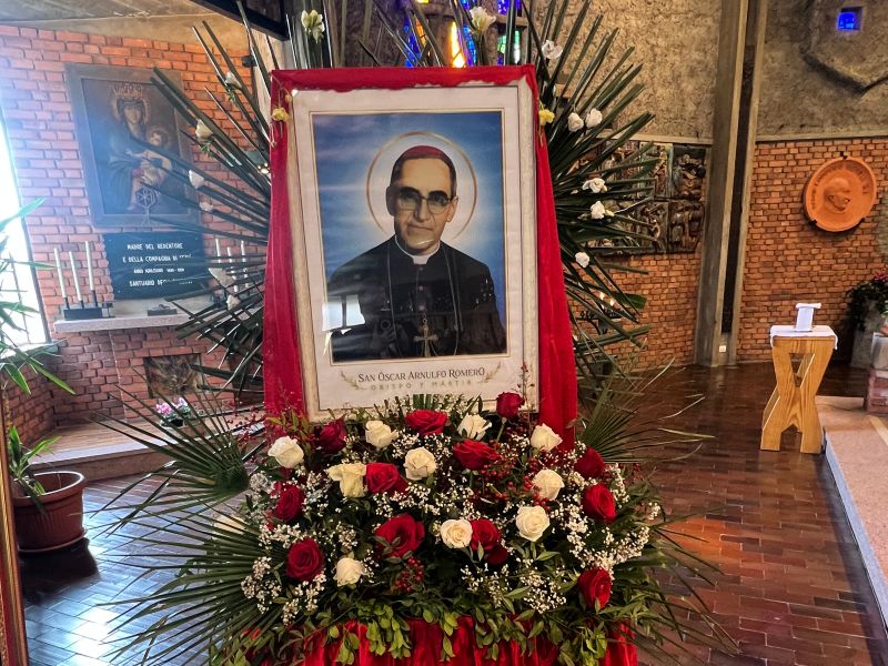 Homenaje a san Romero en Milán Italia