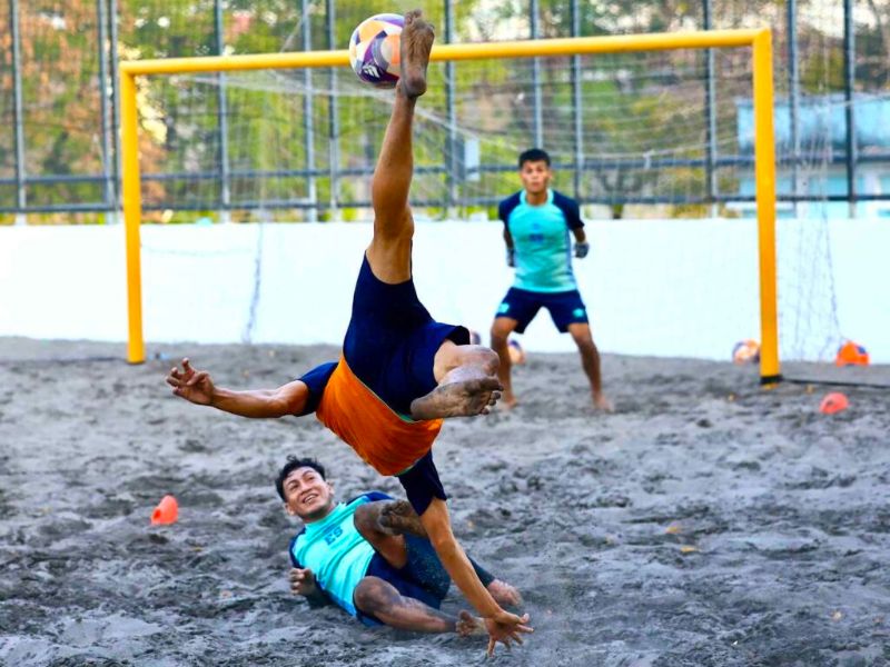 Un seleccionado nacional realiza una chilena, ante la marca de Elmer Robles (abajo). Foto: Cortesía Indes