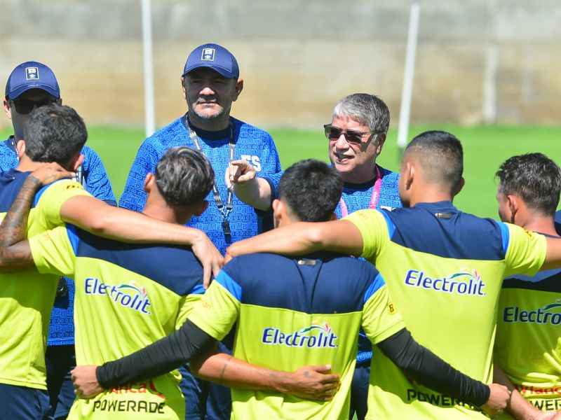 El DT "Bolillo" Gómez (c), en un entreno anterior con la Selecta. Foto: EDH Archivo
