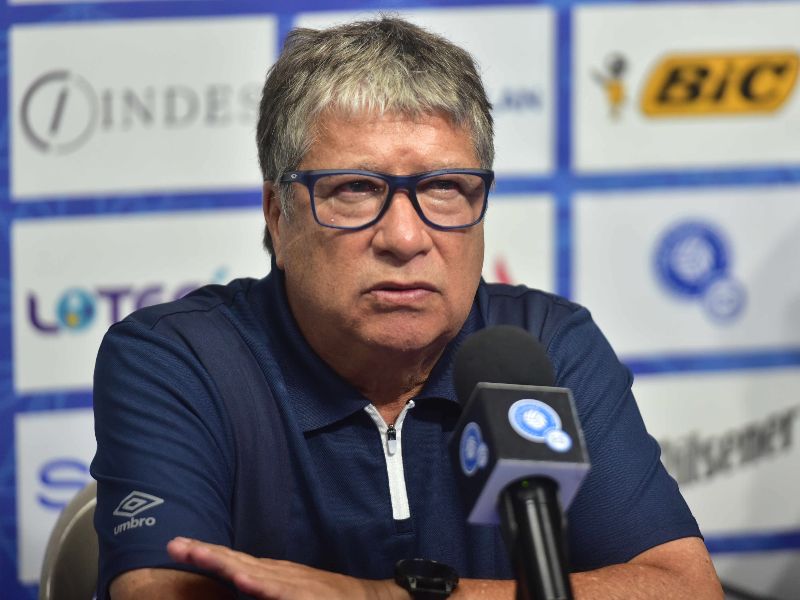 El DT "Bolillo" Gómez habló en conferencia, en la reanudación del trabajo de la Selecta, en fecha FIFA. Foto: EDH Archivo