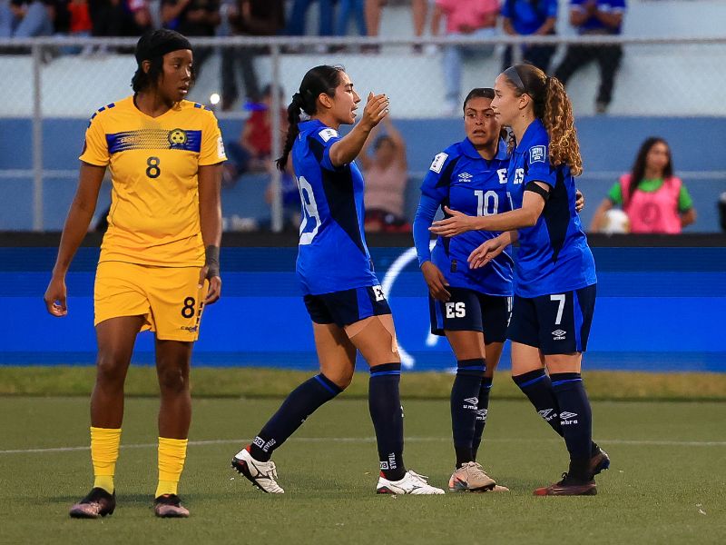 Las jugadoras Laila Saravia (19), Brenda Cerén y Danielle Fuentes, en la goleada a Barbados. Foto: Cortesía Fesfut/LaSelecta
