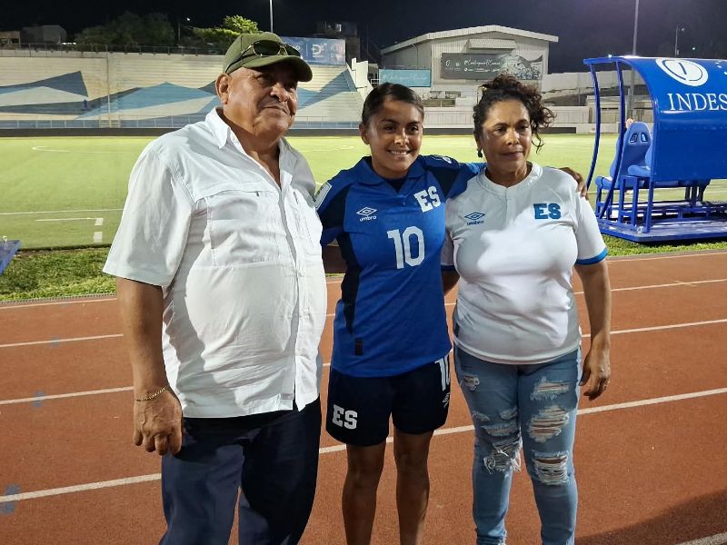 La capitana Brenda Cerén, con su mejor motor: sus padres. La 10 azul estuvo en familia, y tuvo una noche "redonda" en la goleada de la Selecta, en Las Delicias. Foto: EDH Varinia Escalante