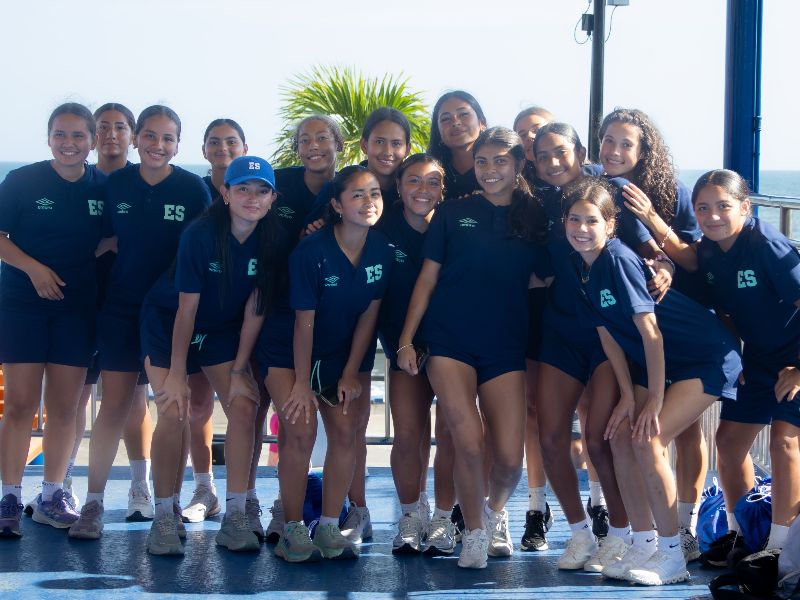 Las Sub 17 salvadoreñas, en su paseo de despedida previo al Premundial. Foto: Cortesía Fesfut/LaSelecta