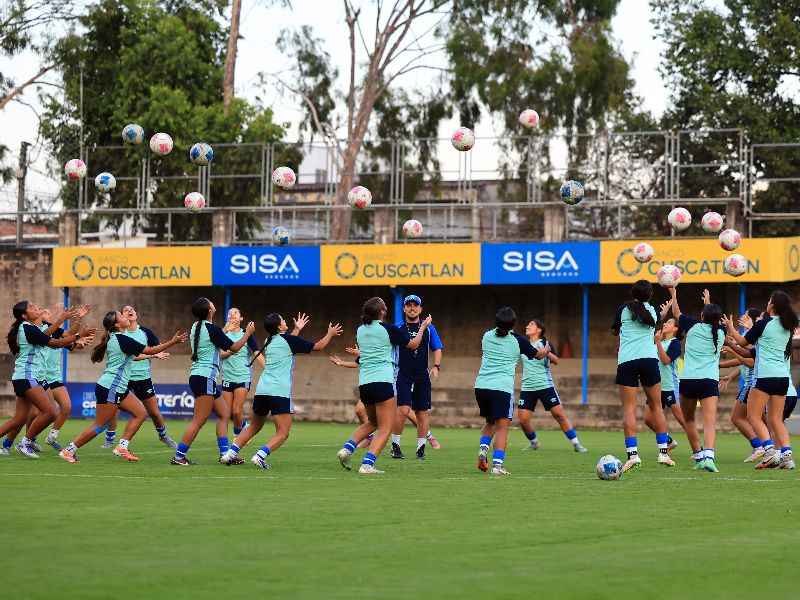 Las juveniles de la Sub 17, en una de las últimas prácticas en el país. Foto: Cortesía Fesfut/LaSelecta