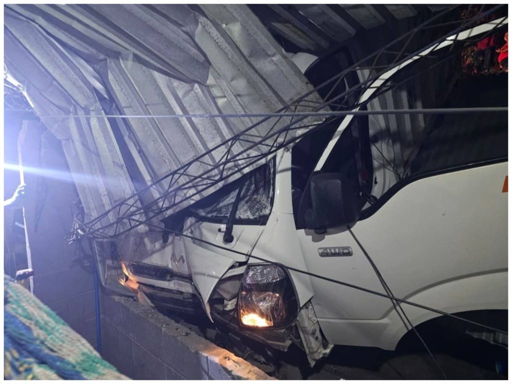 Once personas resultaron lesionadas luego de que un camión que transportaba pasajeros perdiera el control y chocara contra una vivienda en la carretera hacia Tonacatepeque