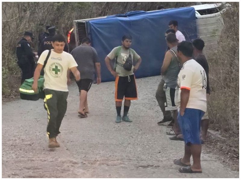 Un camión que transportaba personas que regresaban de un entierro volcó en Nueva Trinidad, Chalatenango.