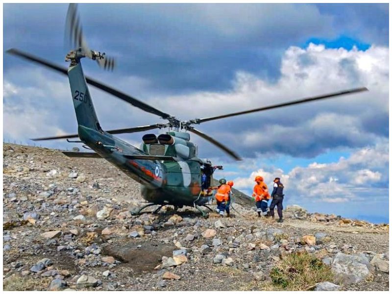 Equipos de emergencia apoyados por un helicóptero realizaron el rescate del cuerpo debido a la complejidad del terreno.