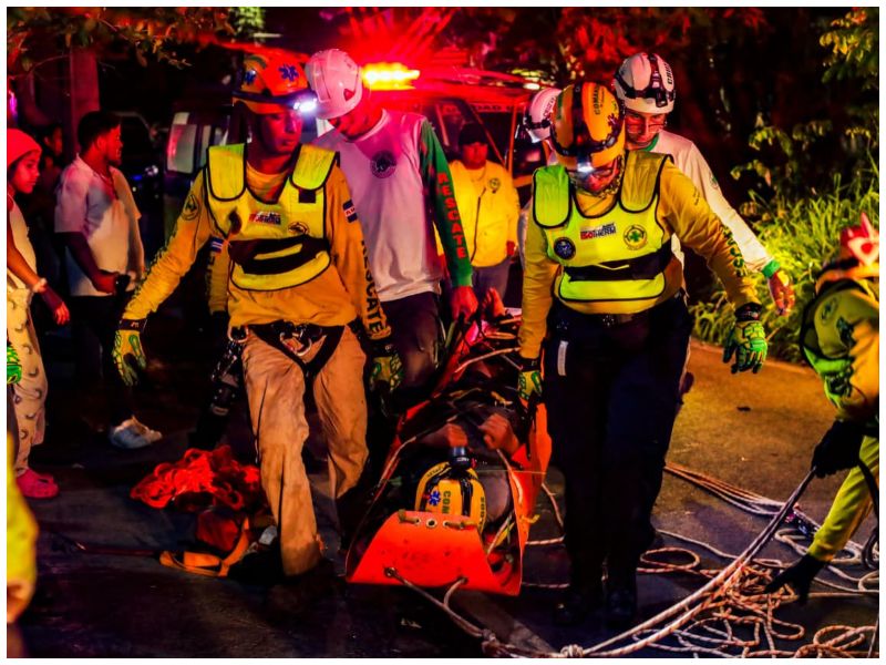 Socorristas de Comandos de Salvamento realizaron el rescate de un hombre que permaneció durante cuatro días en el fondo de un barranco en San Jacinto, San Salvador.