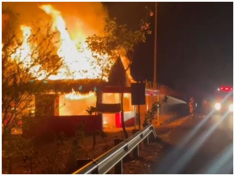 Elementos del Cuerpo de Bomberos acudieron al lugar y lograron controlar el incendio tras varias horas de labores