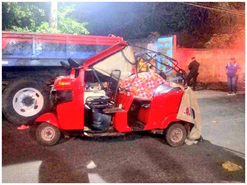 El detenido fue identificado como Sergio Osmín G. S. de 24 años, quien conducía una mototaxi supuestamente bajo los efectos del alcohol cuando chocó contra un camión.