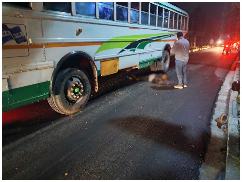 El percance ocurrió cuando ambos vehículos chocaron. Los tripulantes de la moto resultaron con golpes de consideración.