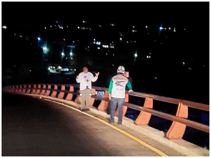 Socorristas de Cruz Verde Salvadoreña acudieron rápidamente al lugar y dialogaron con el joven, buscando persuadirlo para que desistiera de su decisión.