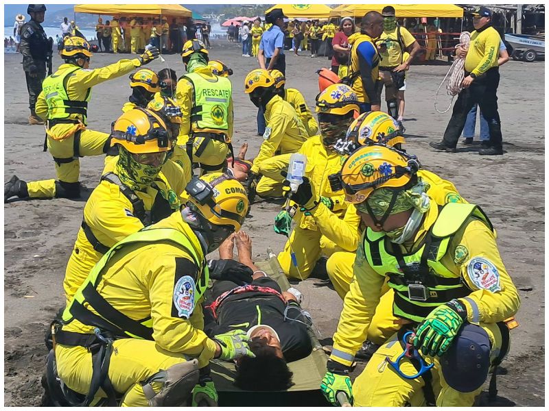 Más de 200 socorristas de Comandos de Salvamento participaron en un simulacro de rescate en playa El Majahual, La Libertad.