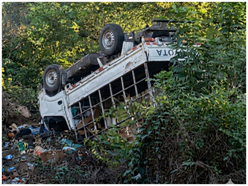 El accidente generó congestión vehicular en la zona, mientras equipos de socorro y autoridades realizaban labores de rescate y levantamiento del fallecido.