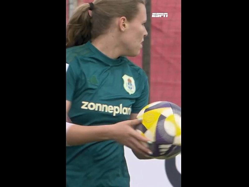 mujer saque banda roja mano futbol paises bajos holanda video viral