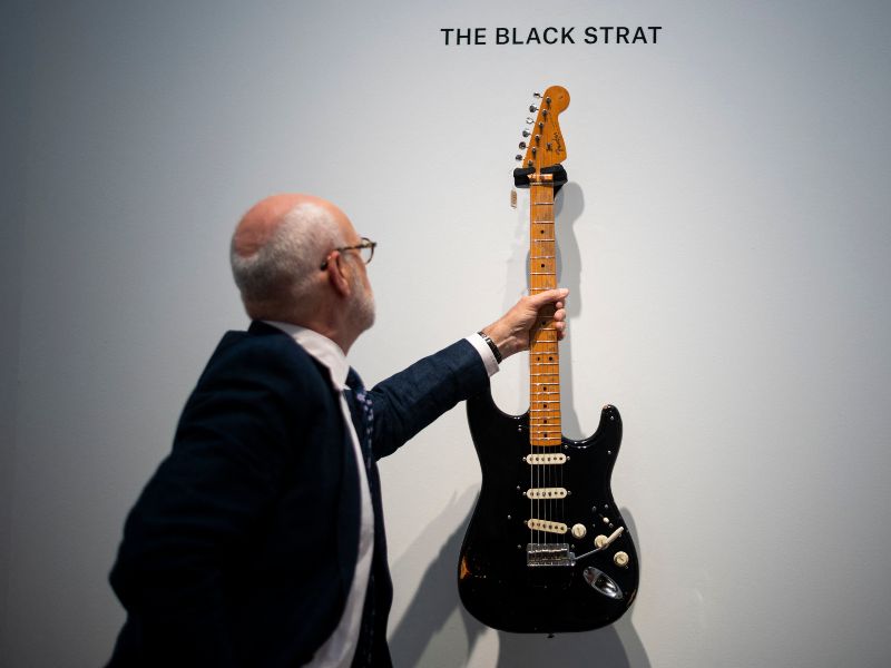 Una guitarra utilizada por el músico David Gilmour en seis álbumes de Pink Floyd se vendió en una subasta. Foto AFP