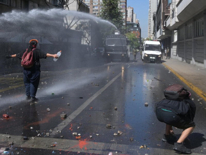 policía-antidisturbios-estudiantes-manifestación-gobierno-presidente-José-Antonio-Kast