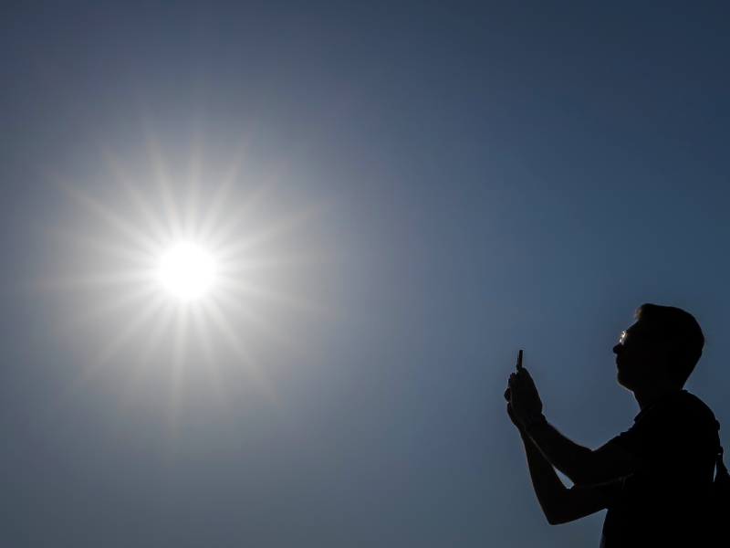 Las autoridades recomiendan tomar las consideraciones ante las posibles altas temperaturas a registrarse en abril. Foto EDH/AFP