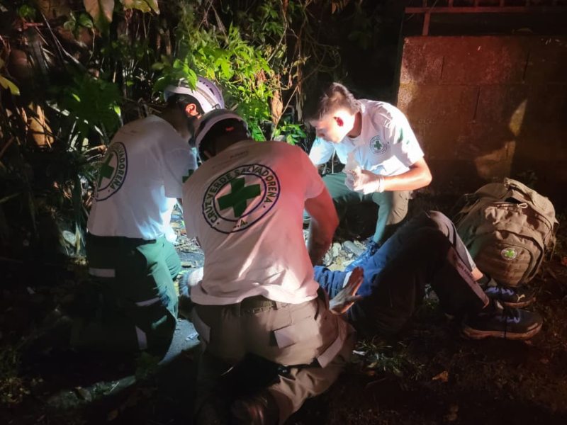 Miembros de Cruz Verde Salvadoreña (CVS), seccional Santa Ana, atienden a un peatón embestido por un vehículo. Foto EDH/Cortesía