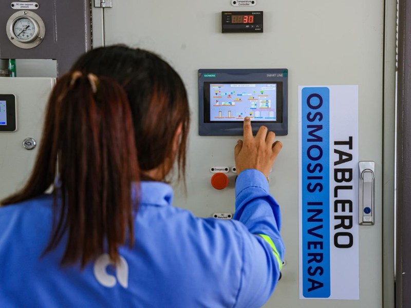 La planta utiliza un proceso llamado ósmosis inversa, que elimina la sal del agua. Foto EDH/Cortesía