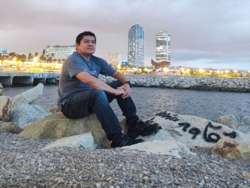 Escritor y poeta salvadoreño residente en Barcelona Alejandro Díaz