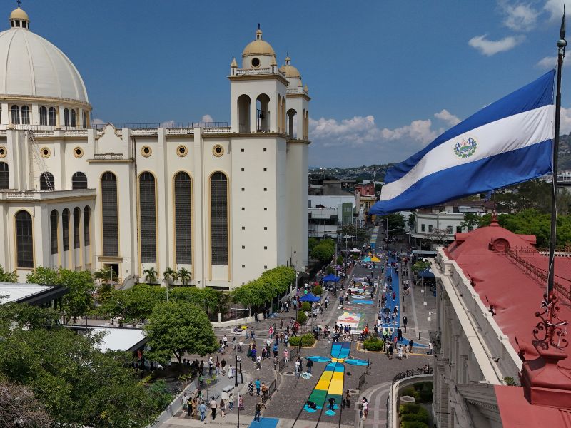 Alfombra gigante de sal en el Centro Histórico de San Salvador
