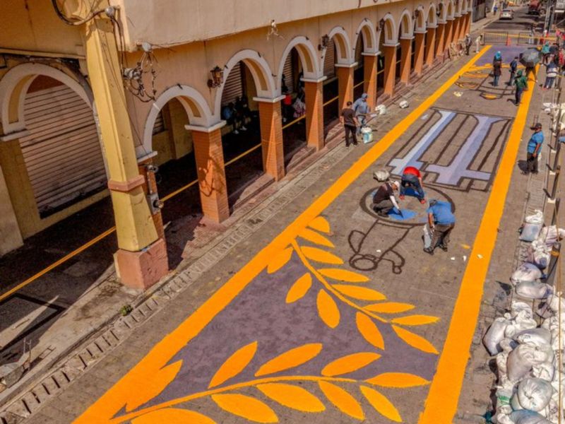 Alfombra de aserrín en el Centro Histórico de San Salvador