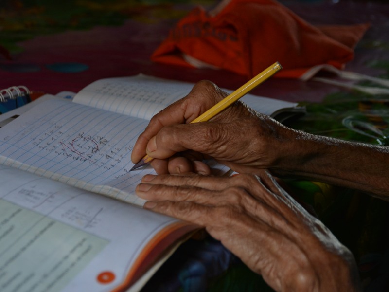Las mujeres son el grupo mayoritario que no puede leer y escribir. Foto EDH/Cristian Díaz