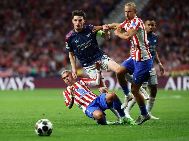 Antoine Griezmann (i) Declan Rice (c) Marcos Llorente