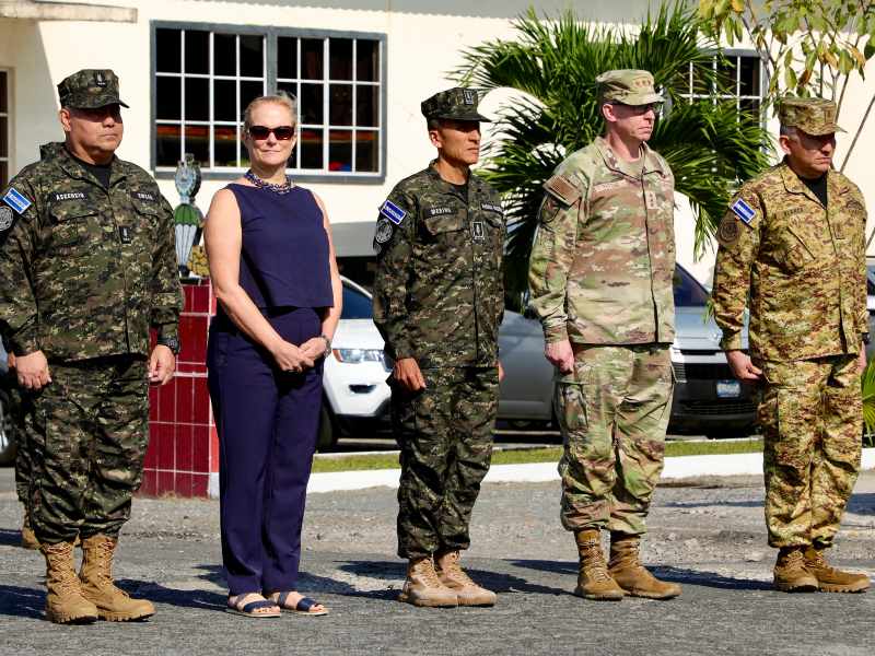 Autoridades militares de El Salvador y Estados Unidos sostienen un encuentro durante las actividades