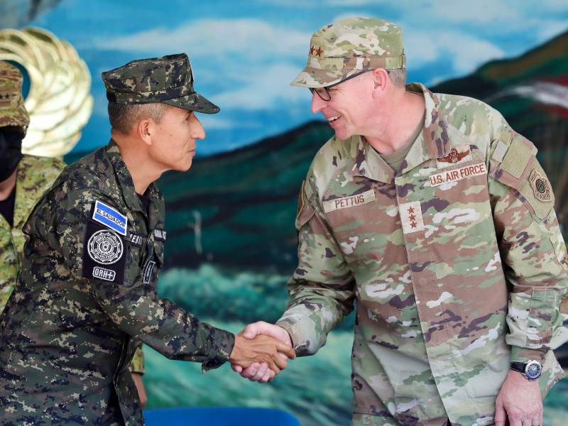 Autoridades militares de El Salvador y Estados Unidos sostienen un encuentro durante las actividades
