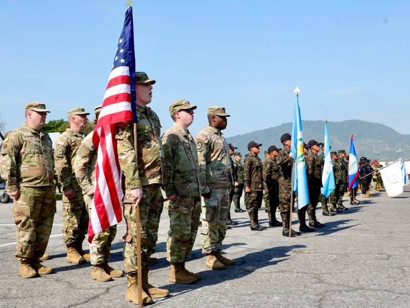Autoridades militares de El Salvador y Estados Unidos sostienen un encuentro durante las actividades