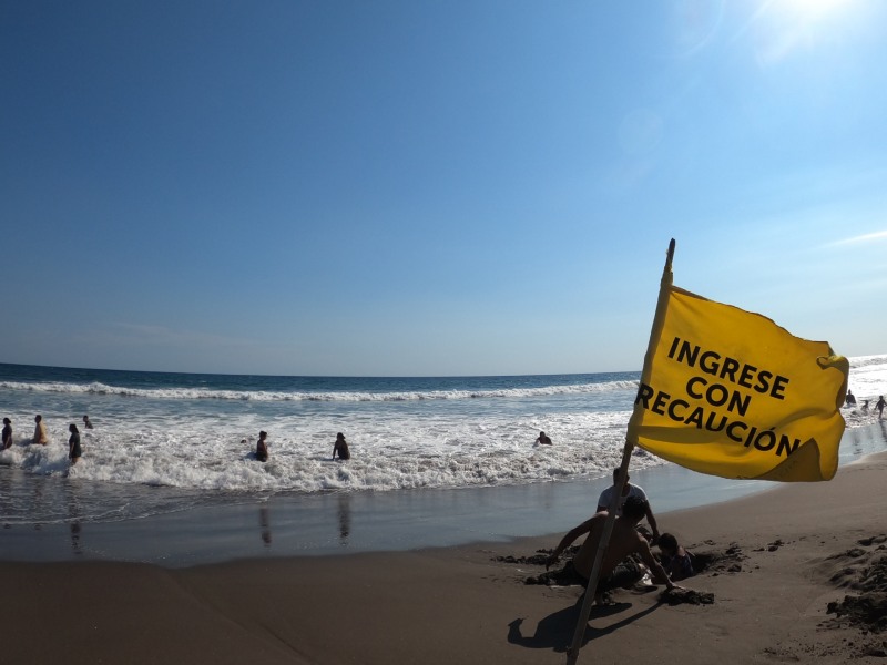 Las autoridades mantienen un operativo para dar con el paradero de la persona desaparecida en Barra de Santiago. Foto EDH/Cristian Díaz