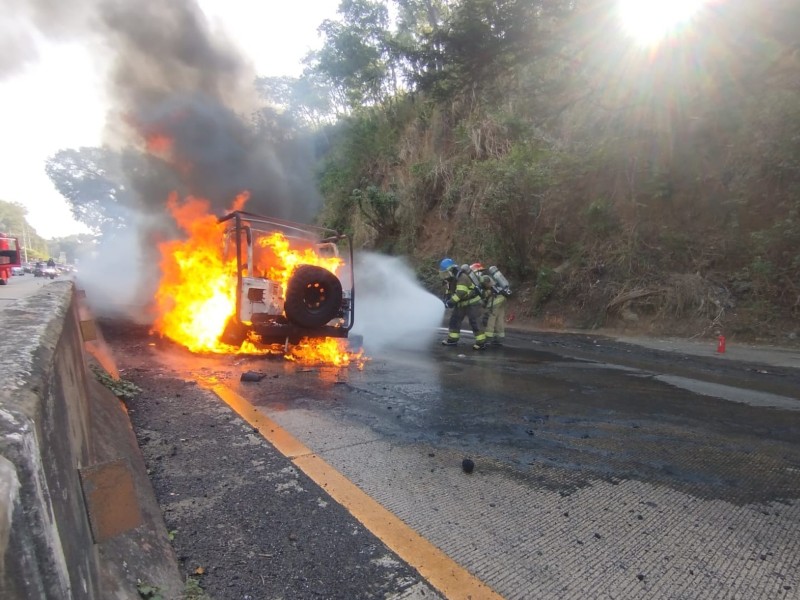 Bomberos-incendio-carretera