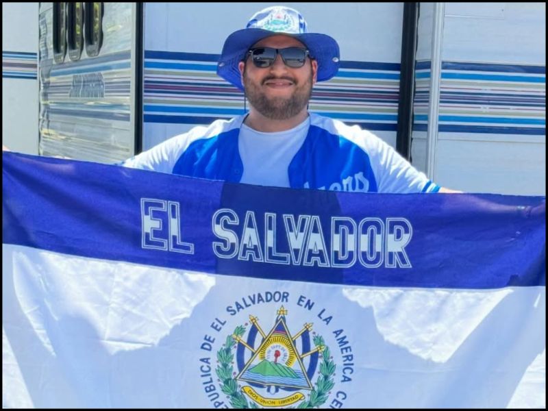 Joven salvadoreño apoya a Los Flores en Coachella