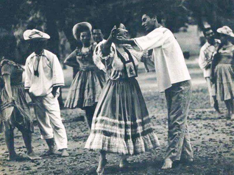 Morena Celarié en su primera presentación con su ballet folclórico, en el Parque Cuscatlán