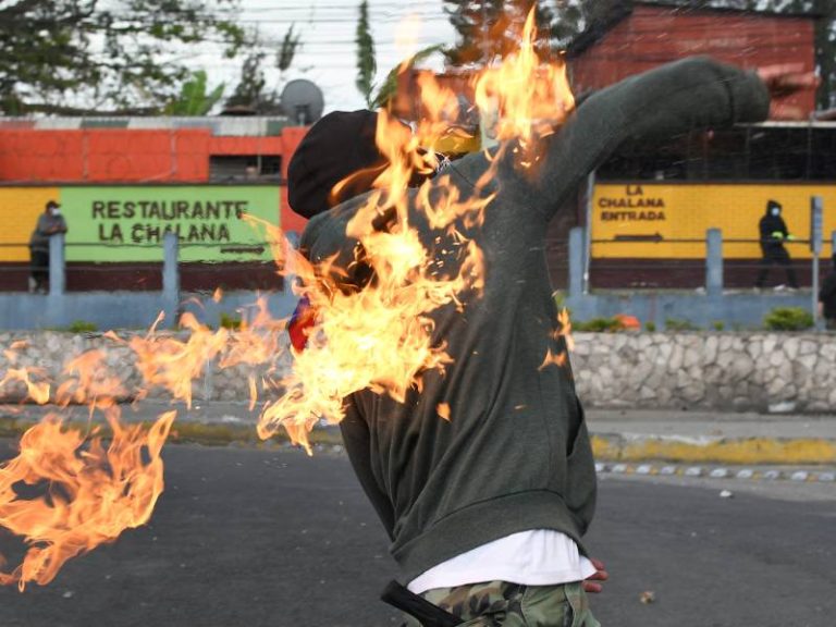 Encapuchados-Estudiantes- Enfrentamiento- Universidad- San Carlos- Guatemala