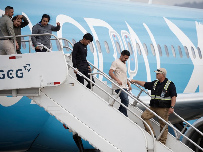 Migrantes de distintas nacionalidades, procedentes de Estados Unidos, descienden de un avión este sábado, en el Aeropuerto Internacional Juan Santamaría en San José (Costa Rica). Foto EDH-EFE/ Jeffrey Arguedas