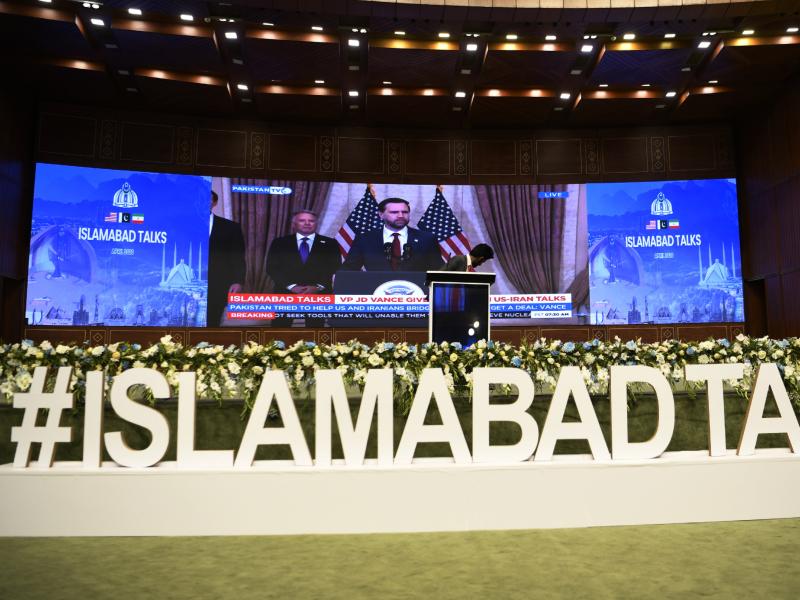 Estados Unidos e Irán no lograron un acuerdo tras largas conversaciones en Islamabad, y Washington afirma haber presentado ya su oferta final. El principal desacuerdo radica en el programa nuclear iraní: Estados Unidos exige límites a largo plazo e Irán insiste en su derecho a la actividad nuclear pacífica y al levantamiento de las sanciones. EFE/SOHAIL SHAHZAD