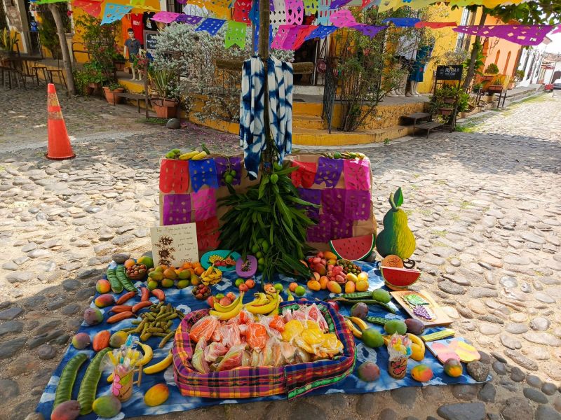 Suchitoto realiza desde 2006 su colorido Festival de altares de la Santa Cruz cada 3 de mayo