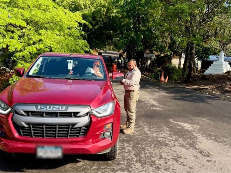 Personal de Migración revisa la documentación de las personas que hacen uso del nuevo punto fronterizo. Foto EDH/Cortesía Migración