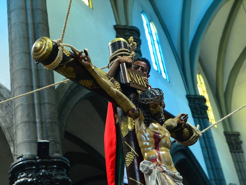 LM- Crucifican a Jesús-Parroquia- El Calvario-Feligreses