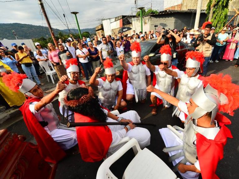 LM-Viacrusis- Parroquia- El Calvario- Feligreses- Estaciones- Iglesia San Estaban