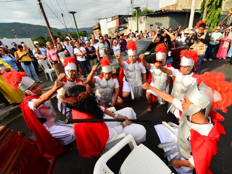 LM-Viacrusis- Parroquia- El Calvario- Feligreses- Estaciones- Iglesia San Estaban