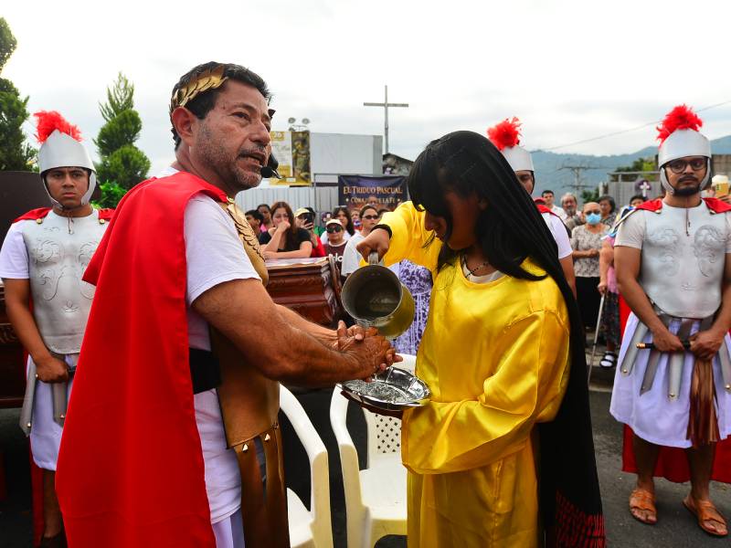 LM-Viacrusis- Parroquia- El Calvario- Feligreses- Estaciones- Iglesia San Estaban