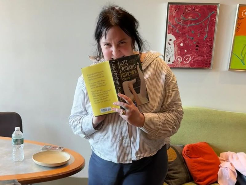 Lena Dunham hace revelaciones explosivas en su libro "Famesick"
